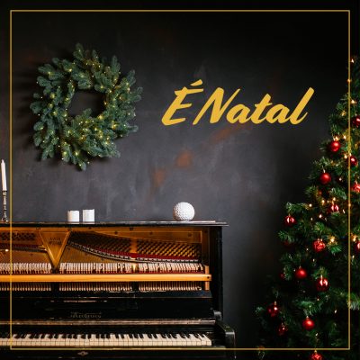 Fundo Na época Do Natal Uma Jovem Se Envolve Em Uma Aula De Piano